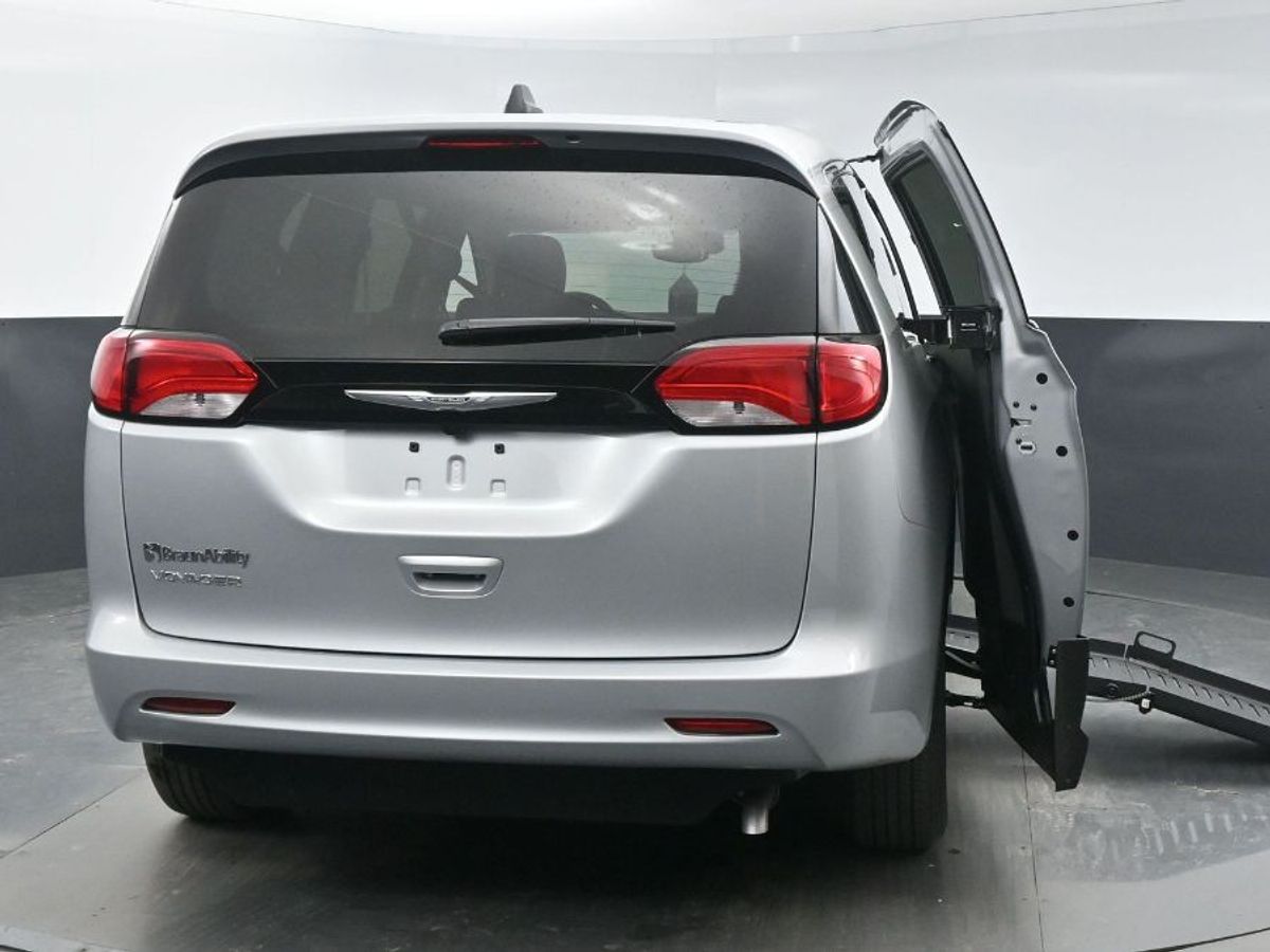 Silver Chrysler Voyager image number 20