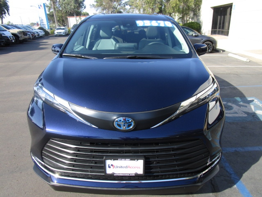 New 2025 Toyota Sienna Hybrid XLE Plus - BraunAbility Side Entry Entry In Floor Automatic Ramp