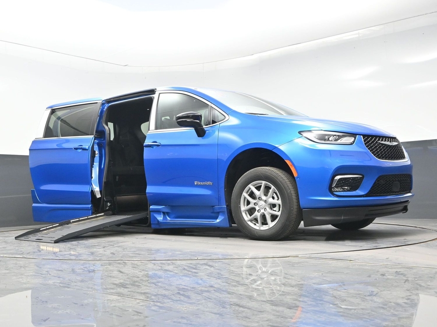 Blue Chrysler Pacifica image number 15