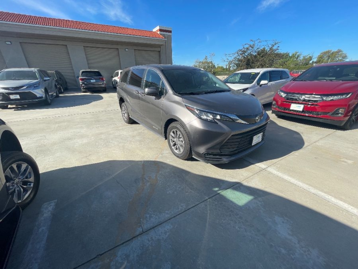 2023 TOYOTA SIENNA - Image 3