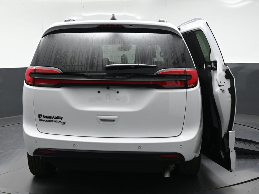 New 2027 Chrysler Pacifica Select Sport - BraunAbility Side Entry Fold Out Automatic Ramp