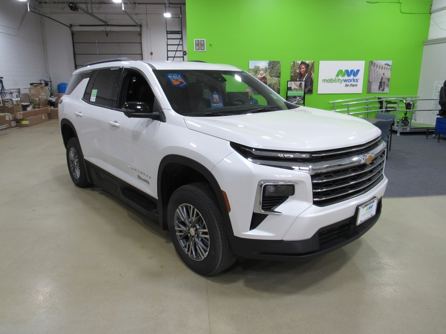 White Chevrolet Traverse image number 3