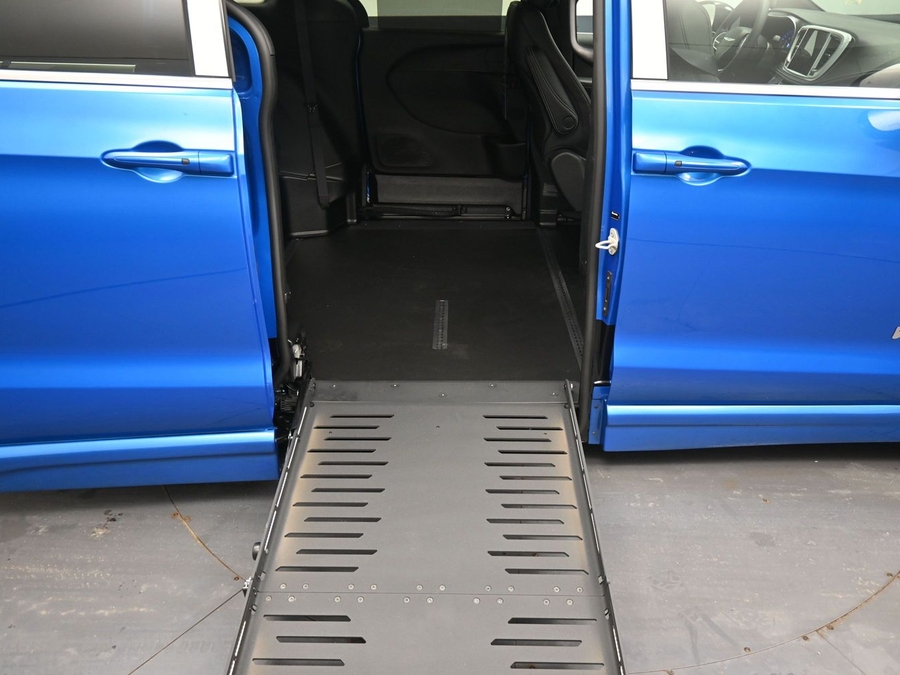 Blue Chrysler Pacifica image number 10