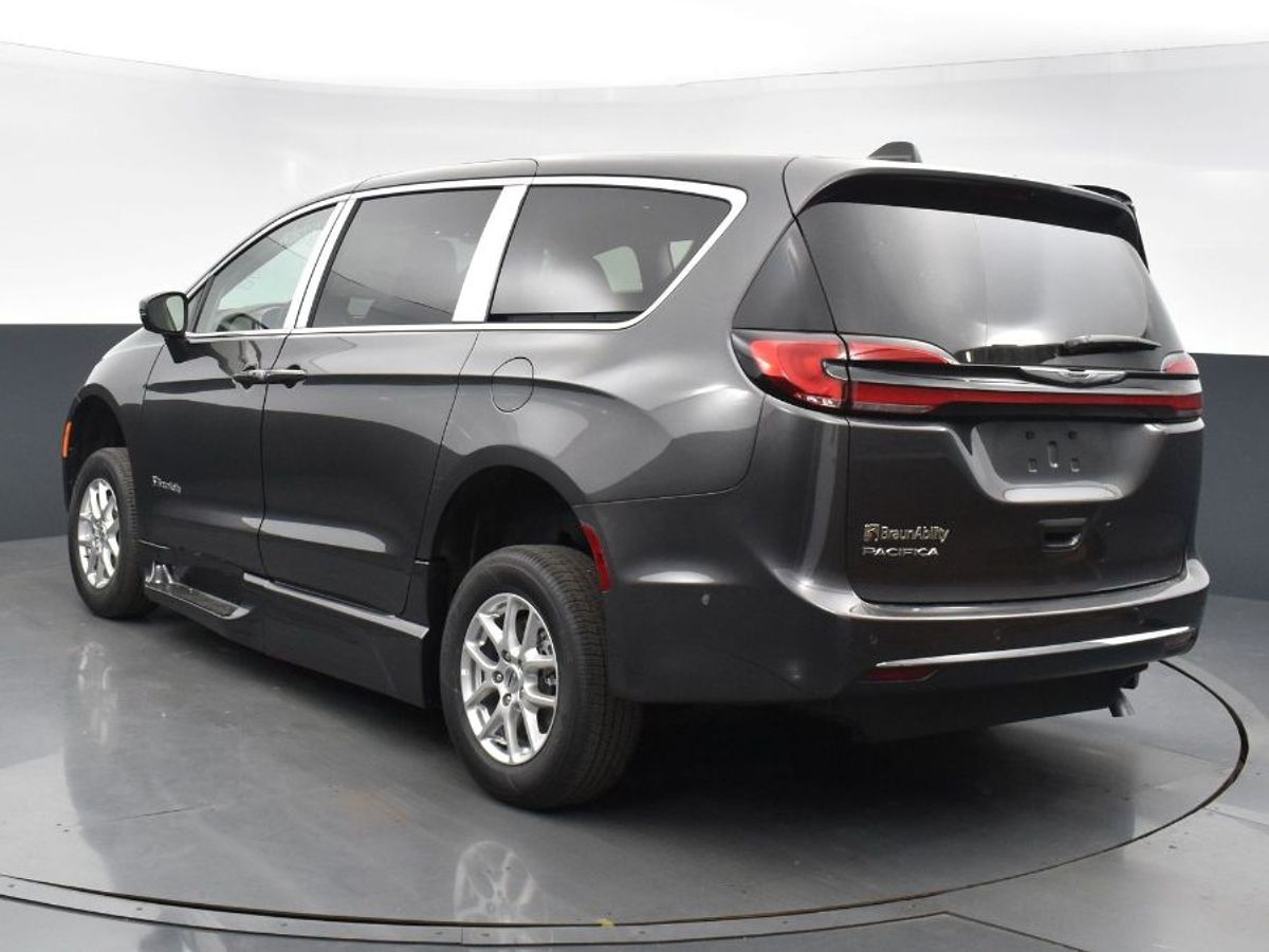 Grey Chrysler Pacifica image number 10