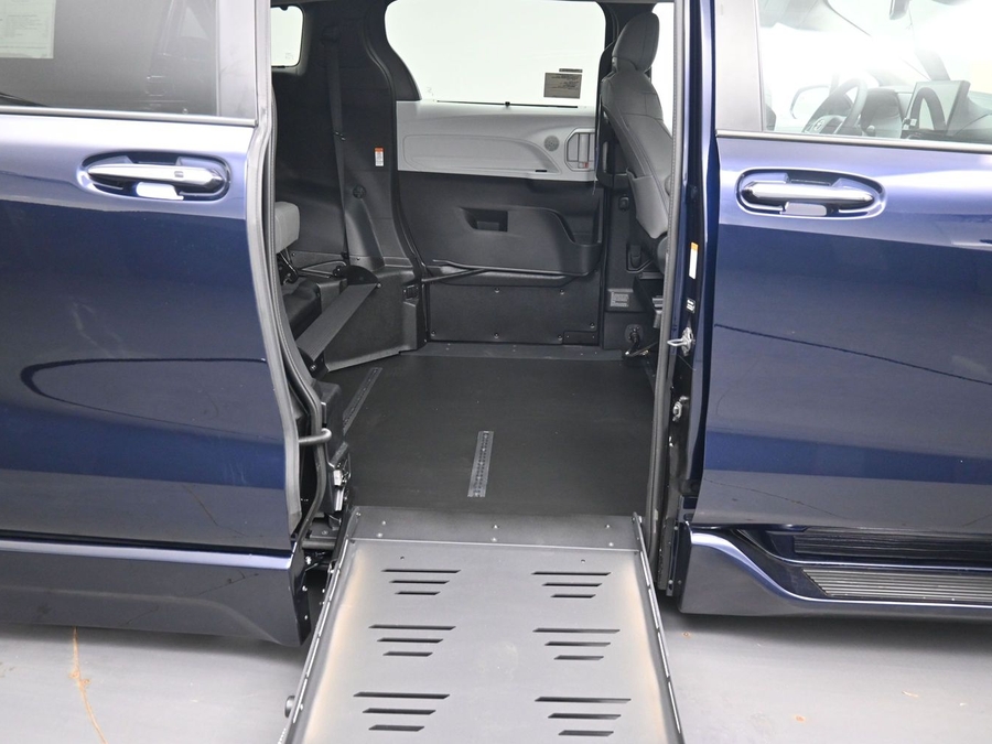 New 2026 Toyota Sienna Hybrid XLE Base - BraunAbility Side Entry Fold Out Automatic Ramp