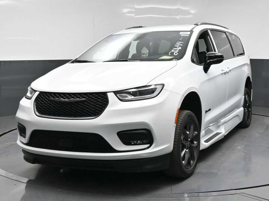 White Chrysler Pacifica image number 2