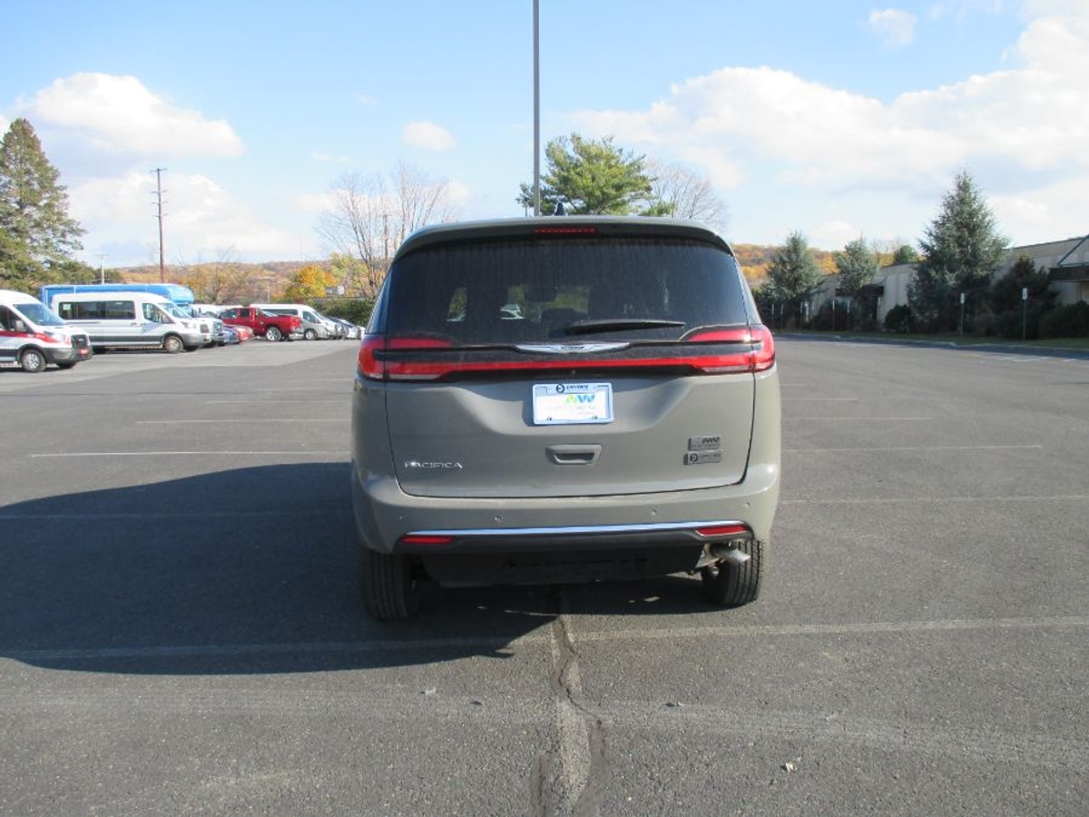 Grey Chrysler Pacifica image number 4