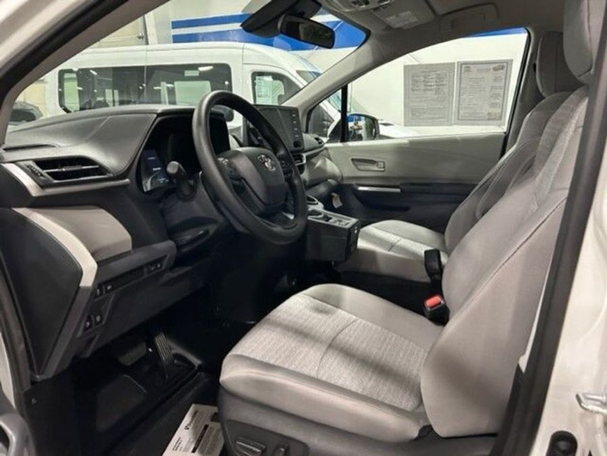 White Toyota Sienna image number 5