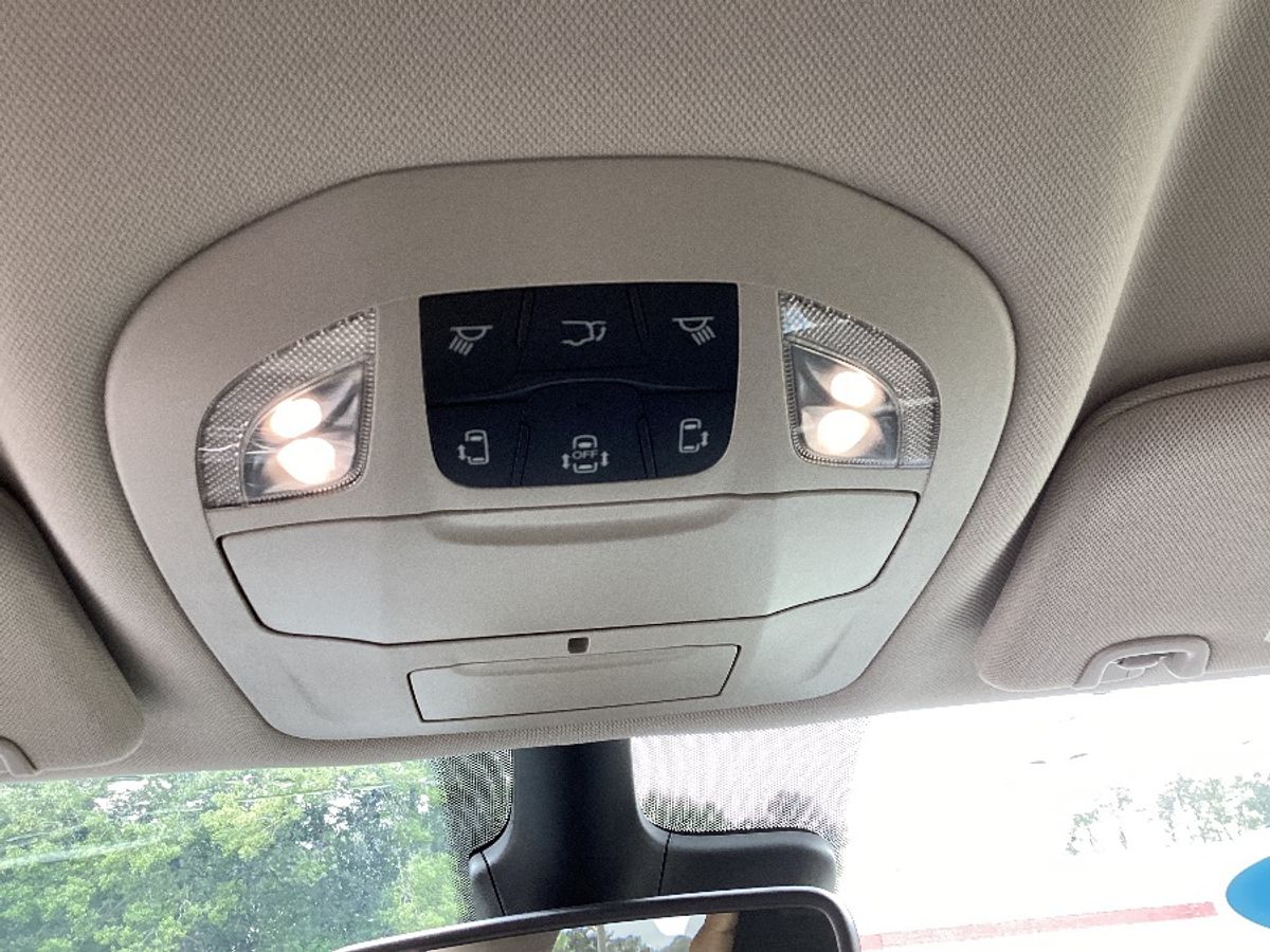 White Chrysler Voyager image number 18