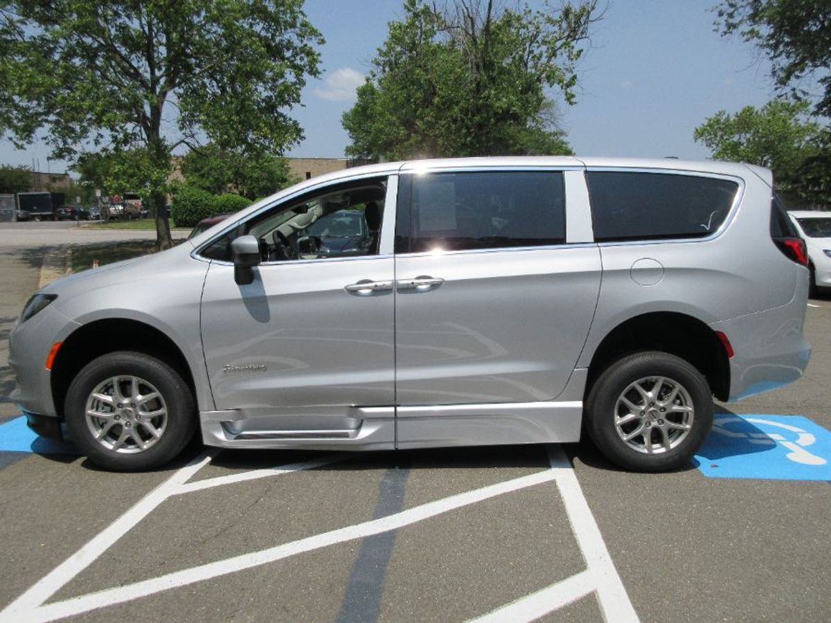 Silver Chrysler Voyager image number 10