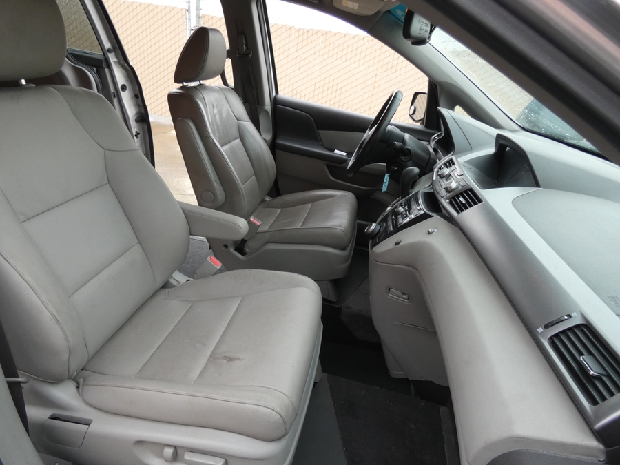  Honda Odyssey with Side Entry Automatic In Floor ramp