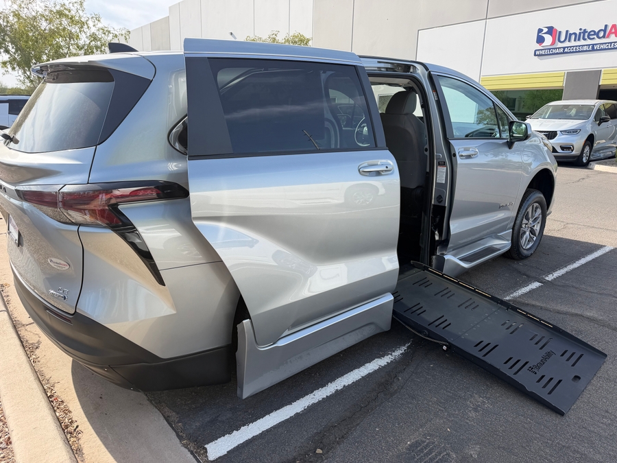 Used 2024 Toyota Sienna Hybrid LE - BraunAbility Side Entry Fold Out Automatic Ramp