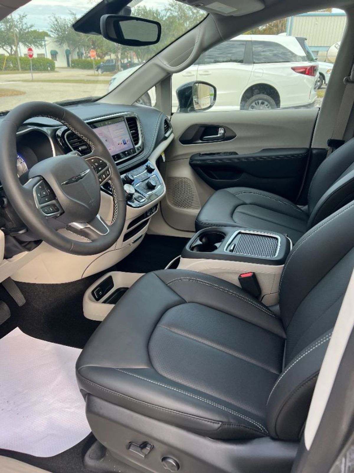 Grey Chrysler Pacifica image number 5