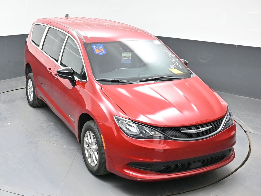 Red Chrysler Voyager image number 21