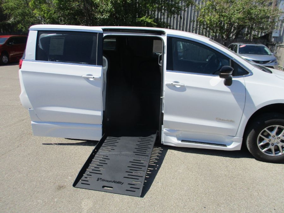 2025 Chrysler Pacifica Select's photo