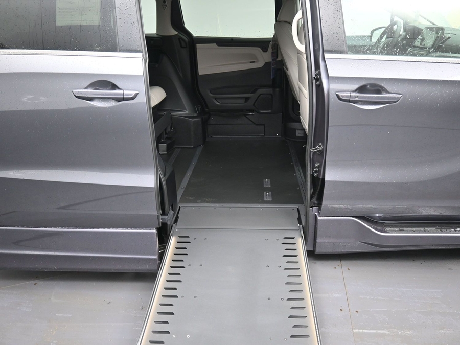 Grey Honda Odyssey image number 10