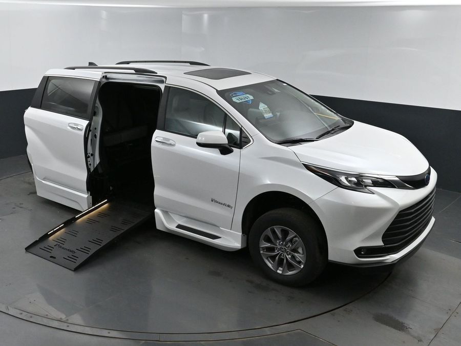 New 2025 Toyota Sienna Hybrid XLE Plus - BraunAbility Side Entry Entry Fold Out Automatic Ramp