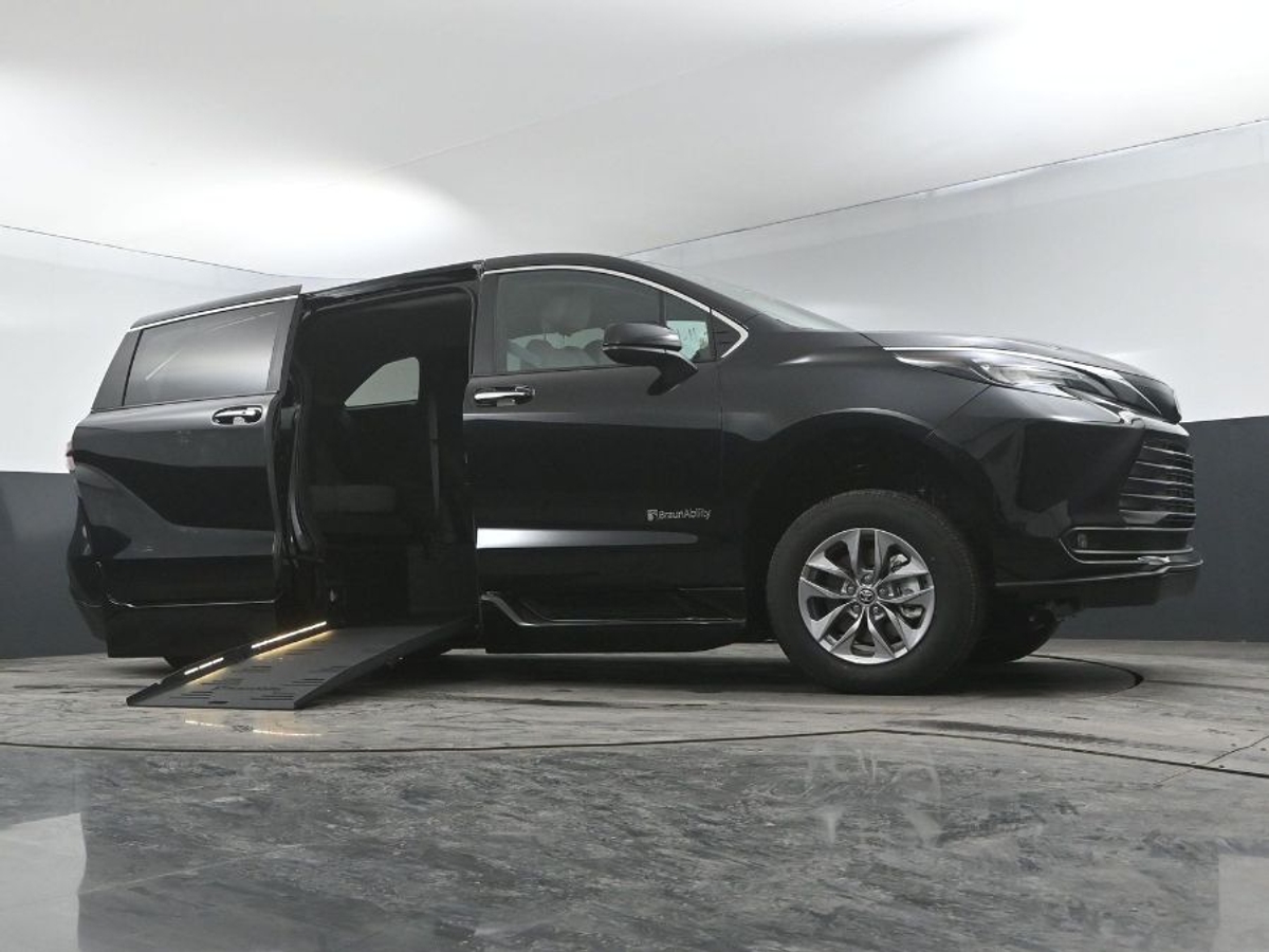 2025 TOYOTA SIENNA - Image 19