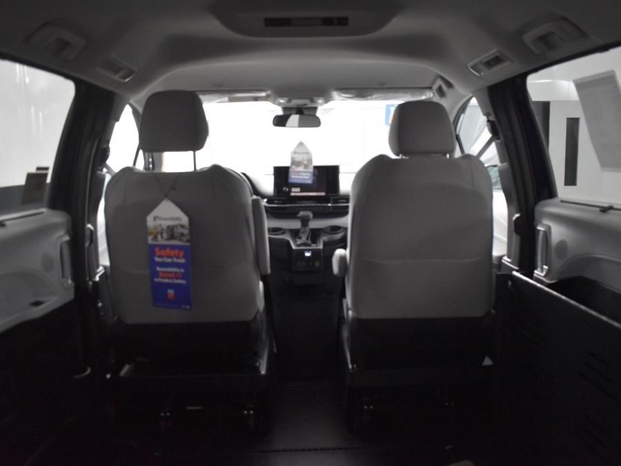 New 2025 Toyota Sienna Hybrid LE - BraunAbility Side Entry Entry Fold Out Automatic Ramp