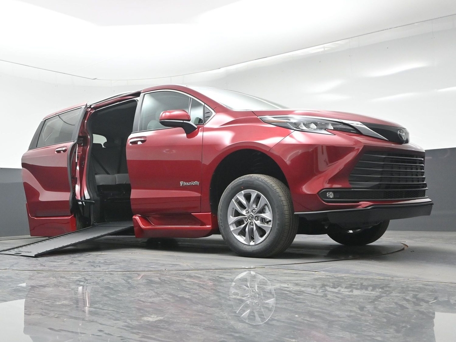 New 2026 Toyota Sienna Hybrid XLE Base - BraunAbility Side Entry In Floor Automatic Ramp