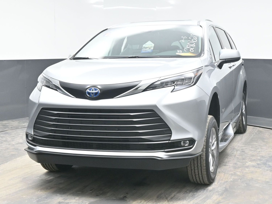 Silver Toyota Sienna image number 1