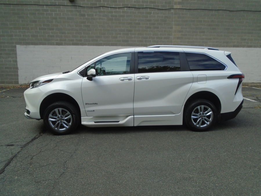 White Toyota Sienna image number 13