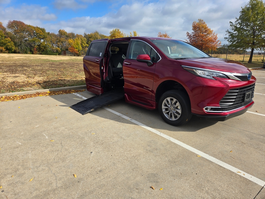 Used 2022 Toyota Sienna Hybrid XLE Base - BraunAbility Side Entry Entry Fold Out Automatic Ramp