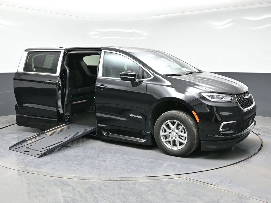 New 2026 Chrysler Pacifica Select Plus - BraunAbility Side Entry Entry Fold Out Automatic Ramp
