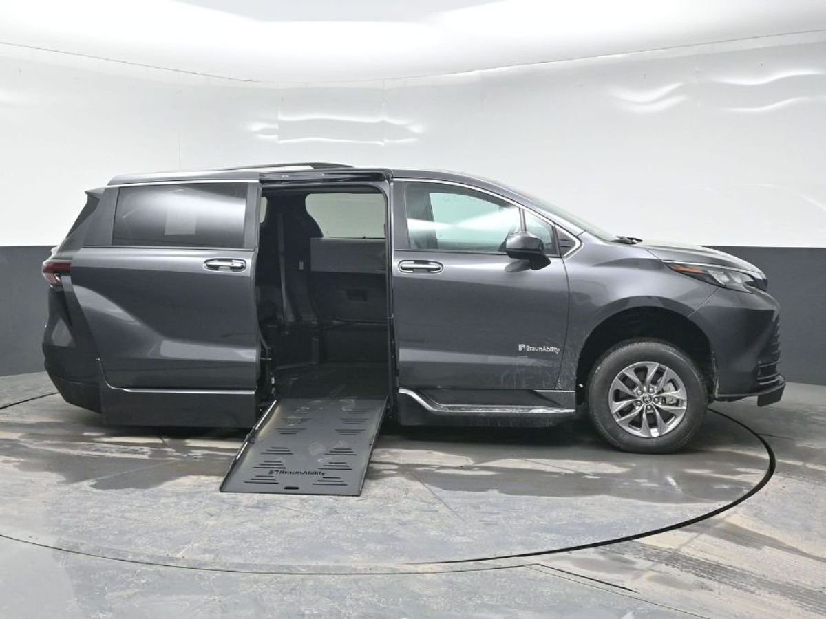 2025 TOYOTA SIENNA - Image 8