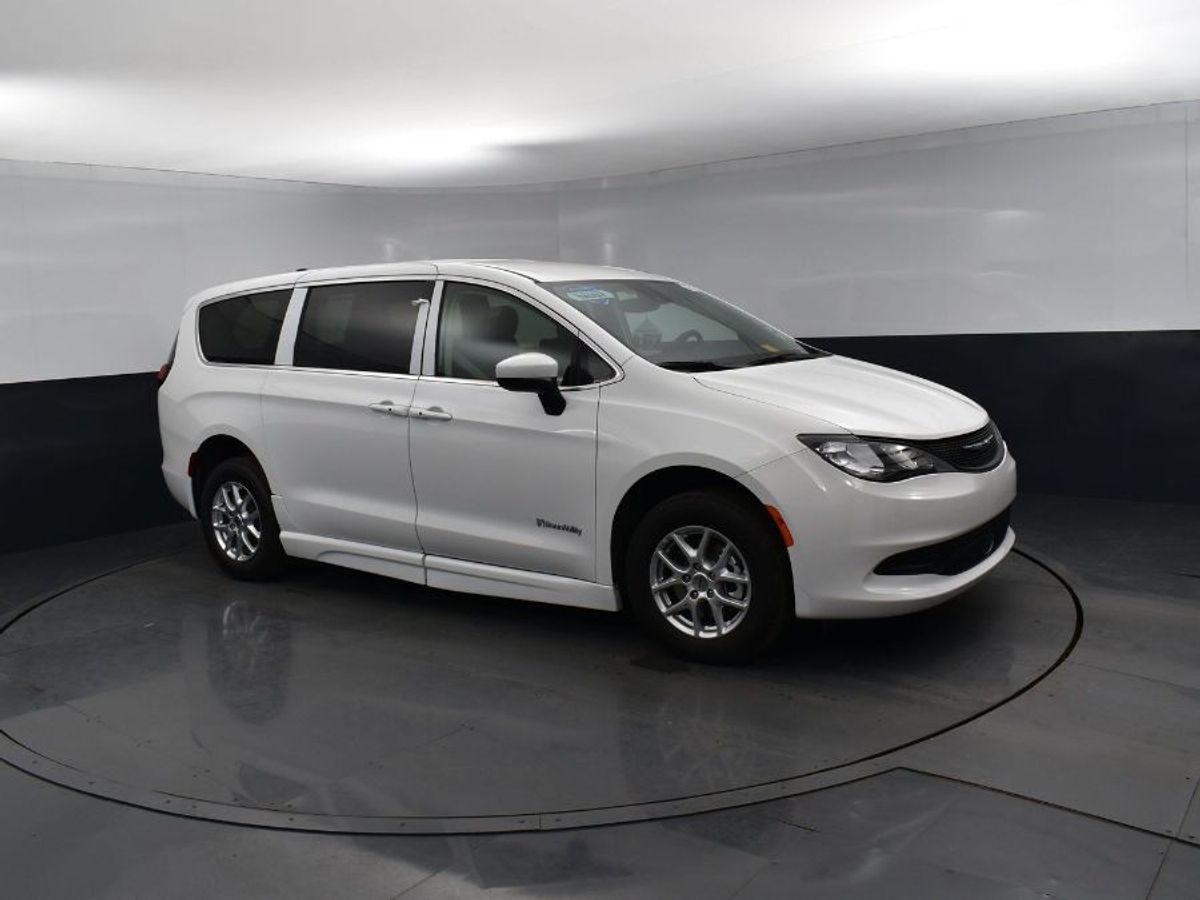 White Chrysler Voyager image number 8