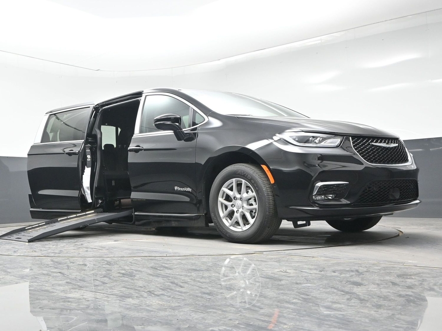 Black Chrysler Pacifica image number 19