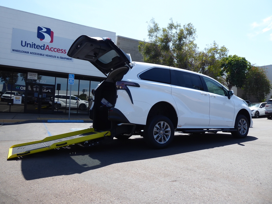 New 2026 Toyota Sienna Hybrid LE w swivel 2nd row - Vantage Mobility Commercial Rear Entry Fold Out Manual Ramp