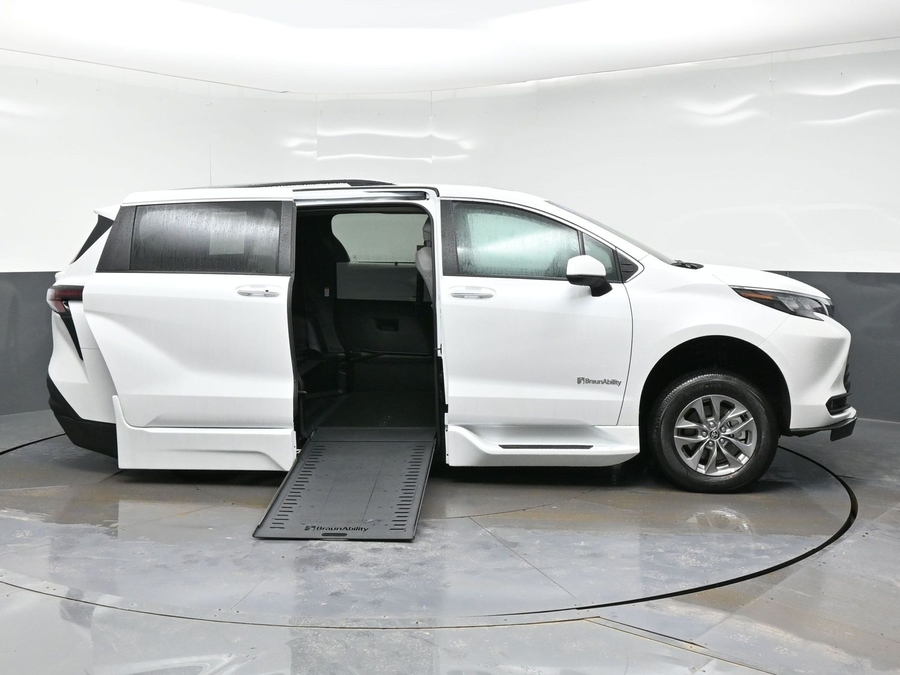 White Toyota Sienna image number 5