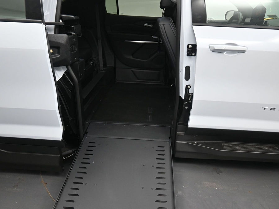 New 2026 Chevrolet Traverse 1LT - BraunAbility Side Entry In Floor Automatic Ramp