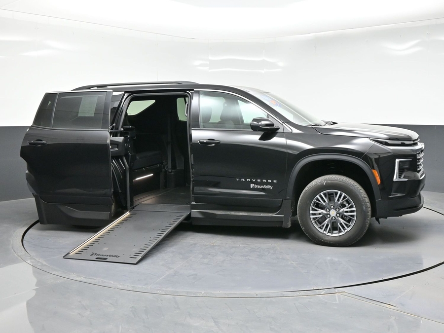 New 2026 Chevrolet Traverse 1LT - BraunAbility Side Entry Entry In Floor Automatic Ramp