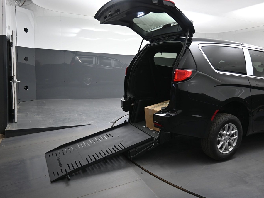 Black Chrysler Voyager image number 10