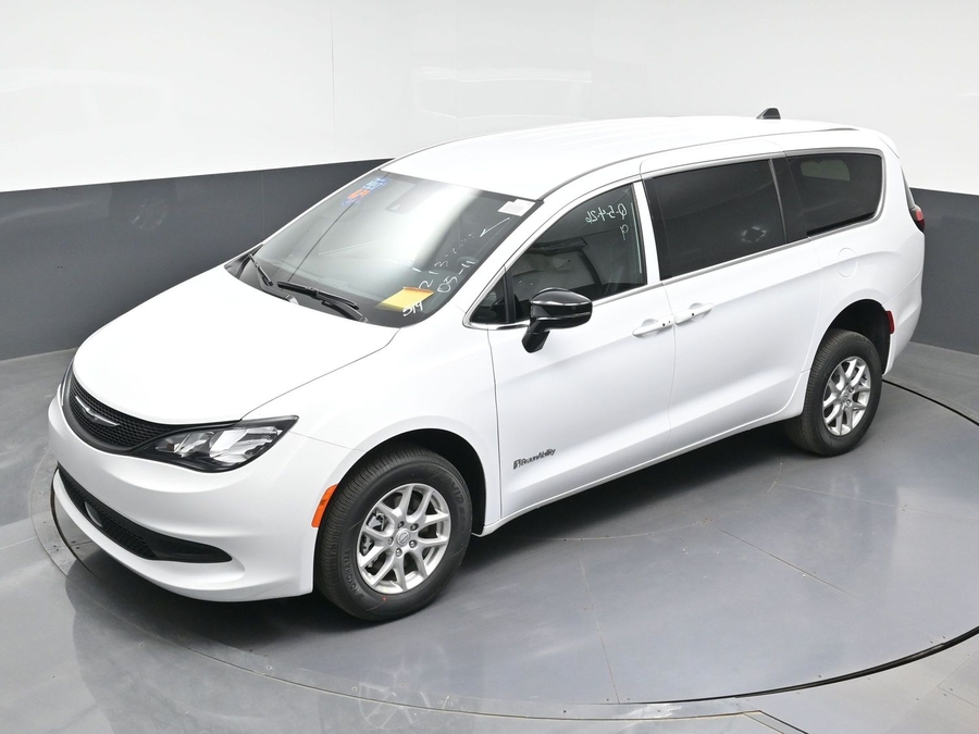 White Chrysler Voyager image number 7