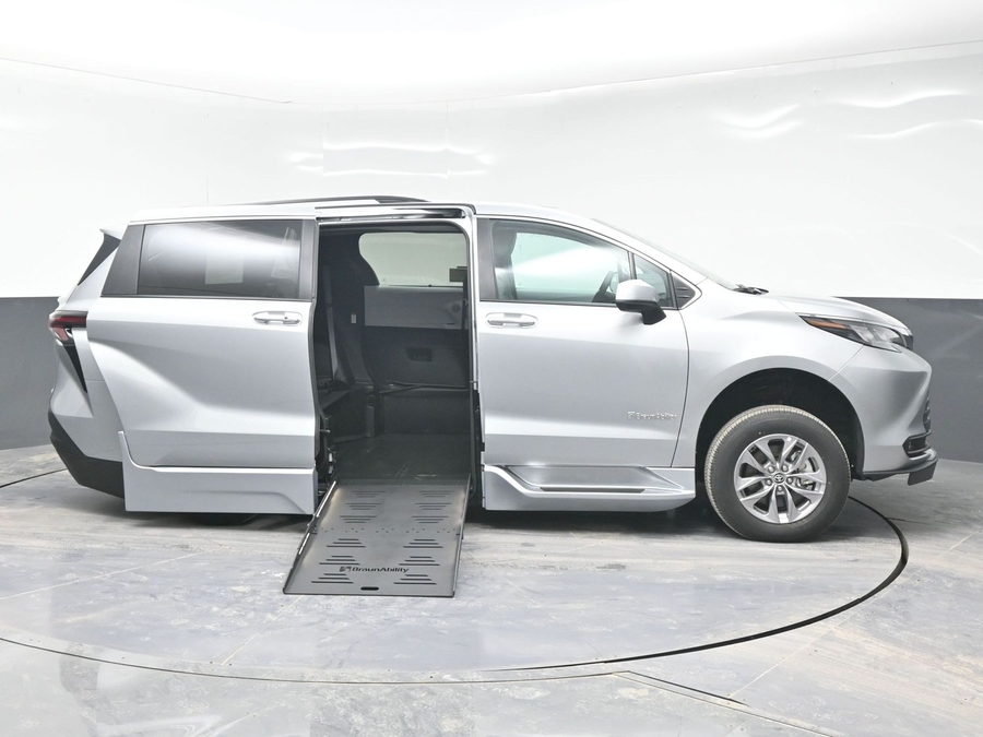 New 2025 Toyota Sienna Hybrid XLE Plus - BraunAbility Side Entry Entry Fold Out Automatic Ramp