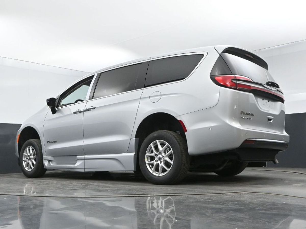 Silver Chrysler Pacifica image number 11