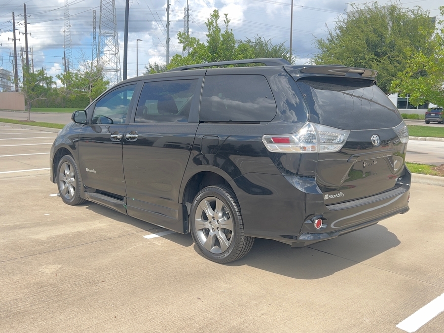 Used 2015 Toyota Sienna SE - BraunAbility Side Entry Entry In Floor Automatic Ramp