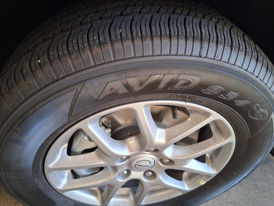 White Chrysler Voyager image number 29