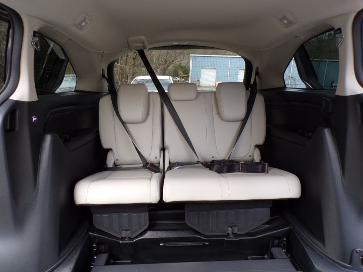 Grey Honda Odyssey image number 4