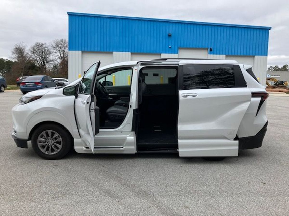 White Toyota Sienna image number 19