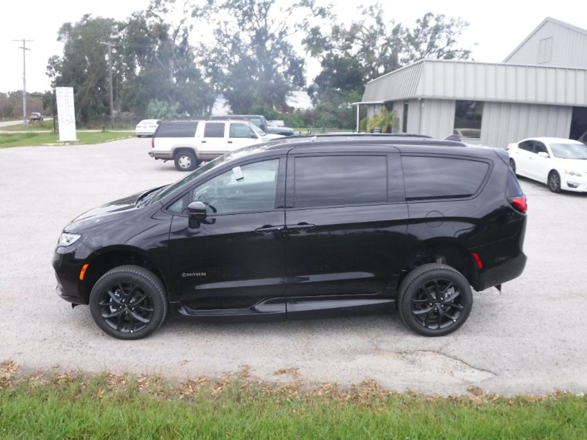 2024 CHRYSLER PACIFICA - Image 4