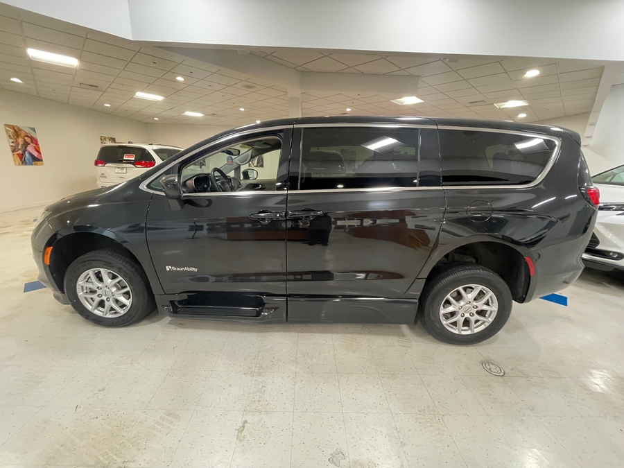 Black Chrysler Voyager image number 1