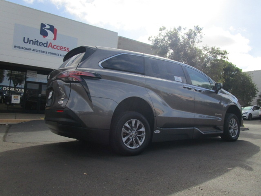 Used 2021 Toyota Sienna Hybrid XLE Base - BraunAbility Side Entry Entry Fold Out Automatic Ramp