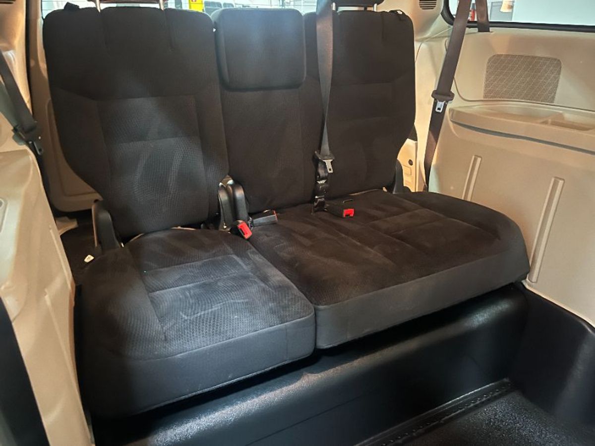 Silver Dodge Grand Caravan image number 16