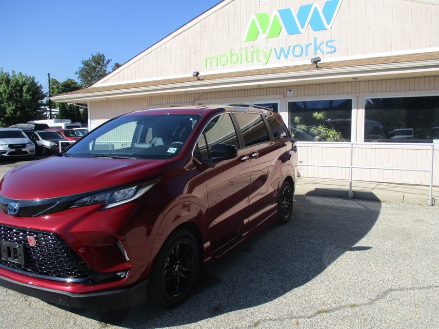 Red Toyota Sienna image number 1