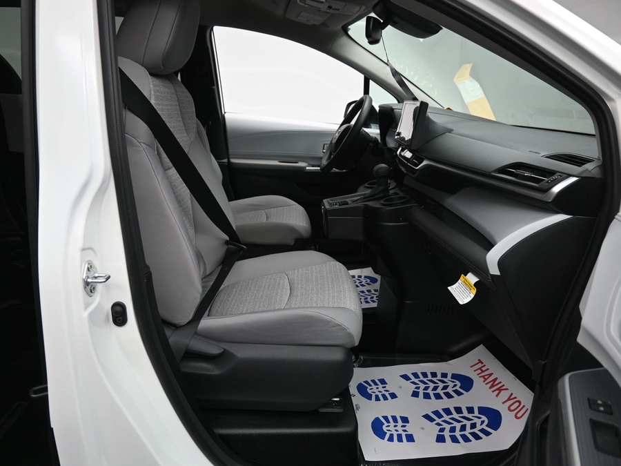 New 2026 Toyota Sienna Hybrid LE - BraunAbility Side Entry Fold Out Automatic Ramp