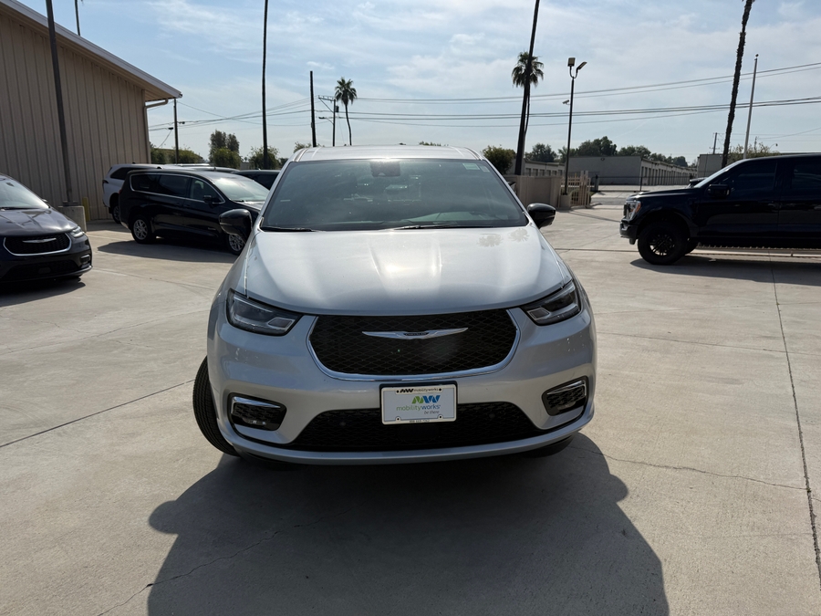 Silver Chrysler Pacifica image number 5
